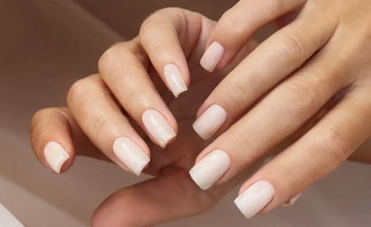 Peut-on Faire des Poses en Gel (gainage ou extensions Chablon) sur des Ongles Sensibles, Sensibilisés, Fins ou Cassants ?