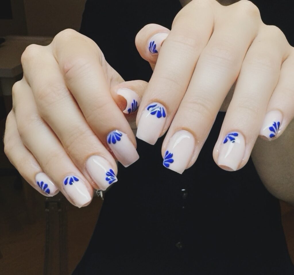 Rallongement gel au chablon avec nail art, réalisé à Meximieux