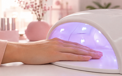 Pourquoi ça chauffe sous la lampe à ongles ?